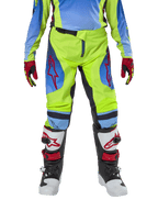 Alpinestars Pantalones Racer Hoen Juveniles 2024, pantalones de motocross, amarillo flúor y azul Night Navy, con logotipos de estrella roja en los muslos, combinados con jersey a juego, guantes rojos y negros, y botas de motocross blancas, negras y rojas, equipo resistente para conducción off-road