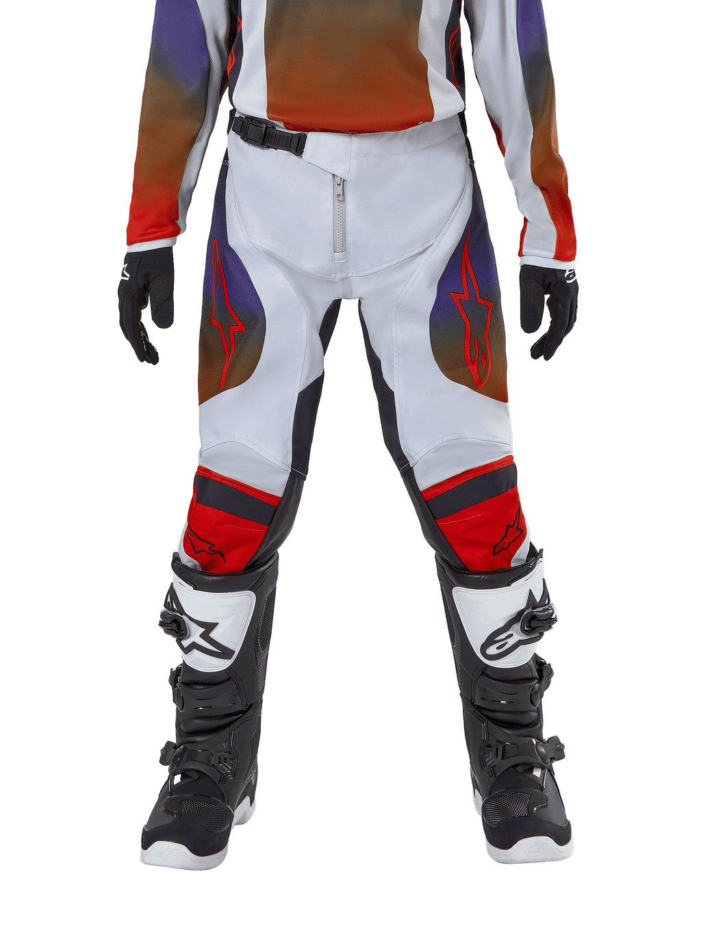 Alpinestars Youth 2024 Racer Hoen Pants, pantalones de motocross juveniles, gris claro, naranja vibrante y negro, usados con jersey a juego y botas de motocross blancas y negras, con logotipos rojos de Alpinestars en los muslos y las rodillas, diseño deportivo para carreras fuera de carretera