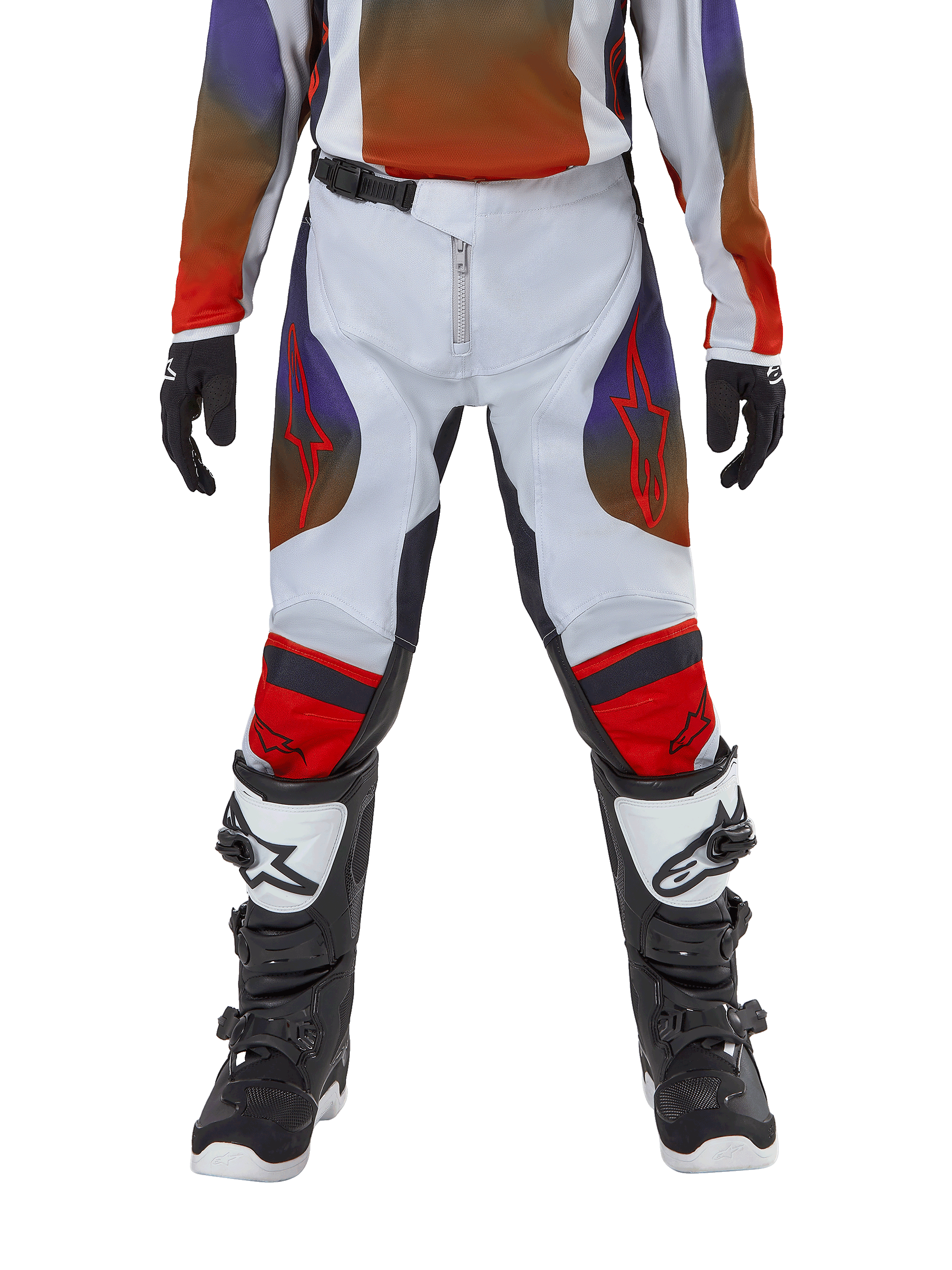 Alpinestars Youth 2024 Racer Hoen Pants, pantalones de motocross juveniles, gris claro, naranja vibrante y negro, usados con jersey a juego y botas de motocross blancas y negras, con logotipos rojos de Alpinestars en los muslos y las rodillas, diseño deportivo para carreras fuera de carretera