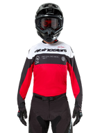 Alpinestars Pro-Dura Jersey, jersey de motocross, negro, rojo brillante y blanco, usado con casco y gafas negros, diseño deportivo con logotipo llamativo de Alpinestars y perforaciones láser, equipo de alto rendimiento para enduro y carreras off-road