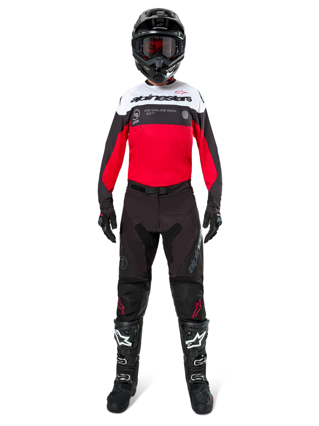 Piloto de motocross vistiendo el Jersey Alpinestars Pro-Dura en negro, rojo brillante y blanco, combinado con pantalones negros, botas negras y un casco negro, equipo completo de carreras off-road.