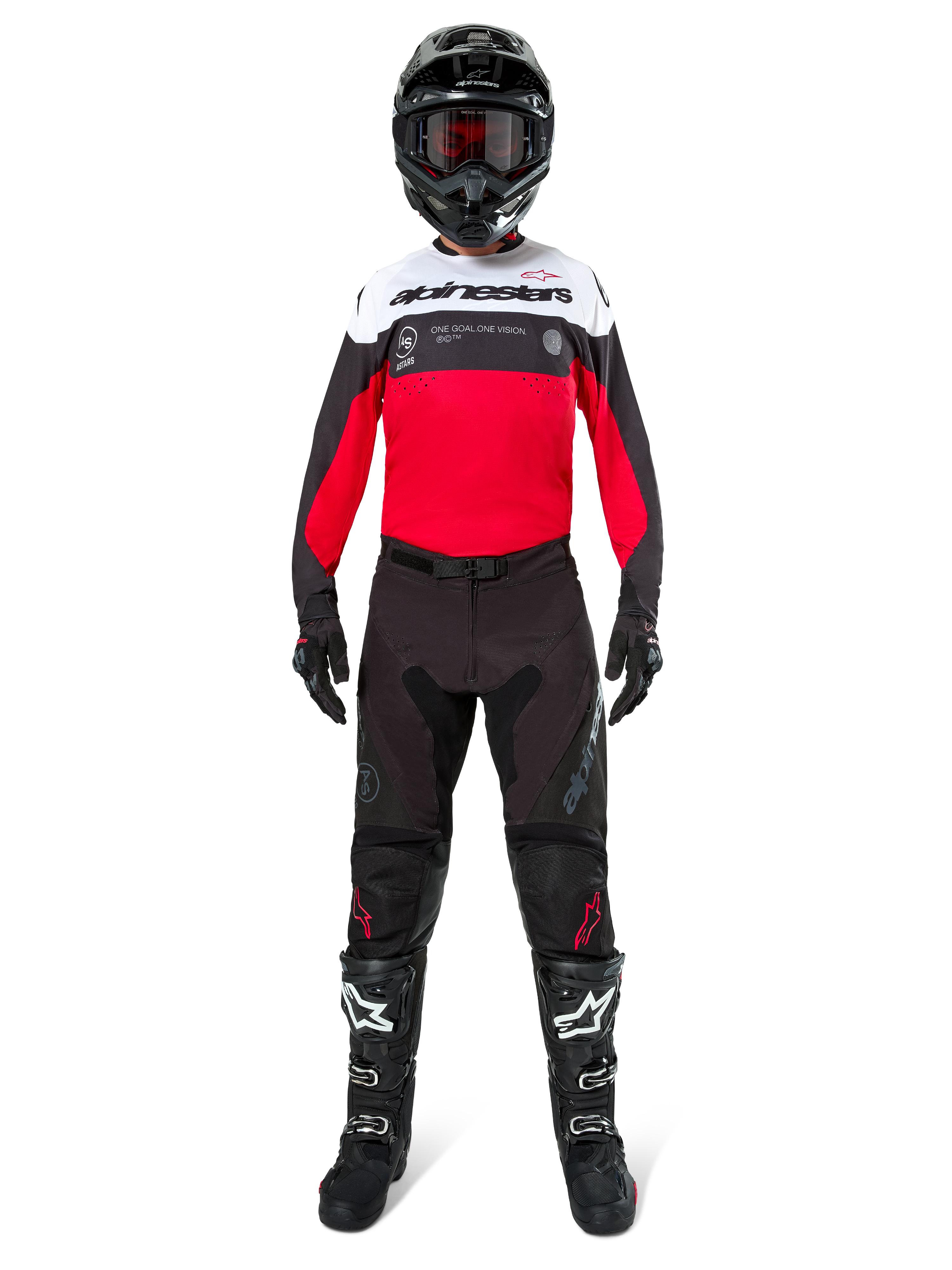 Piloto de motocross vistiendo el Jersey Alpinestars Pro-Dura en negro, rojo brillante y blanco, combinado con pantalones negros, botas negras y un casco negro, equipo completo de carreras off-road.