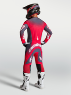 Alpinestars jersey Supertech Hiten AFD y conjunto de MX, equipación de motocross para hombre, rojo flúor y gris, vista trasera en modelo