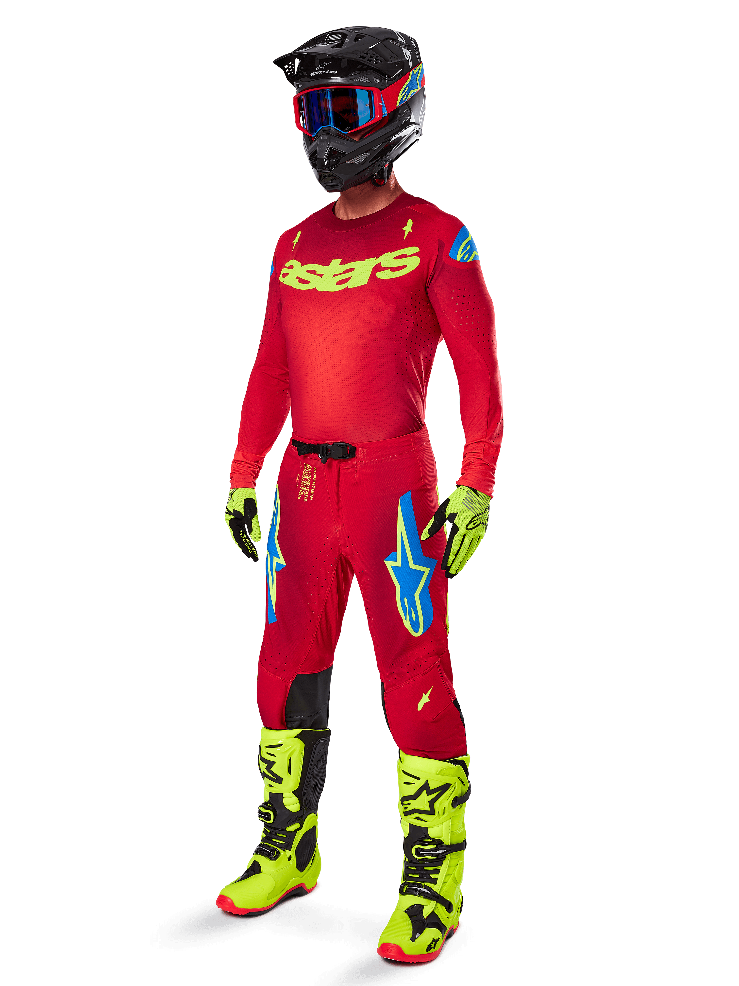 Alpinestars 2025 Supertech Maker Gear Set, conjunto completo de motocross, jersey y pantalones rojos con detalles amarillos y azules, botas y guantes amarillo neón, casco negro con gafas azules, equipamiento profesional de alto rendimiento para carreras todoterreno