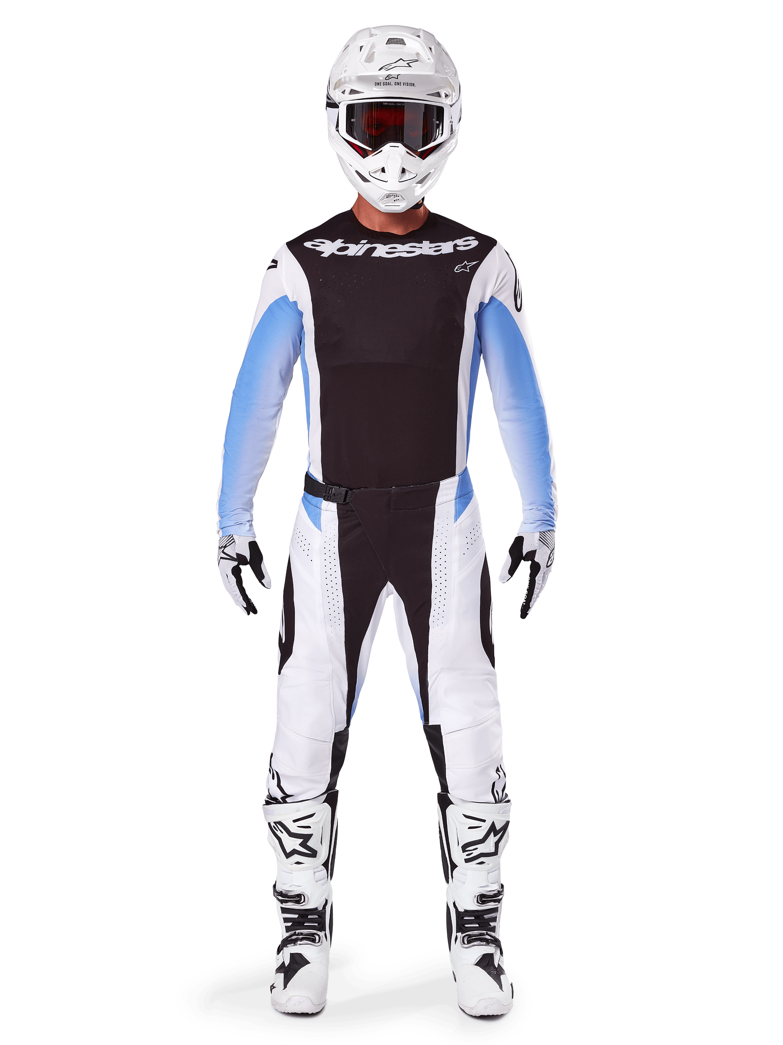 Piloto de motocross con la equipación completa Alpinestars 2025 Techstar Melt, jersey negro con mangas en degradado azul claro, pantalones blancos con detalles en negro y azul, casco blanco con gafas negras, botas y guantes blancos y negros, conjunto de equipación de motocross coordinado para carreras todoterreno