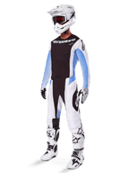 Conjunto de equipo Techstar Melt 2025, traje completo de motocross, jersey negro con mangas blancas y azules, pantalones blancos con detalles negros y azules, casco blanco, guantes blancos y negros, botas blancas con detalles negros, kit completo de protección para MX