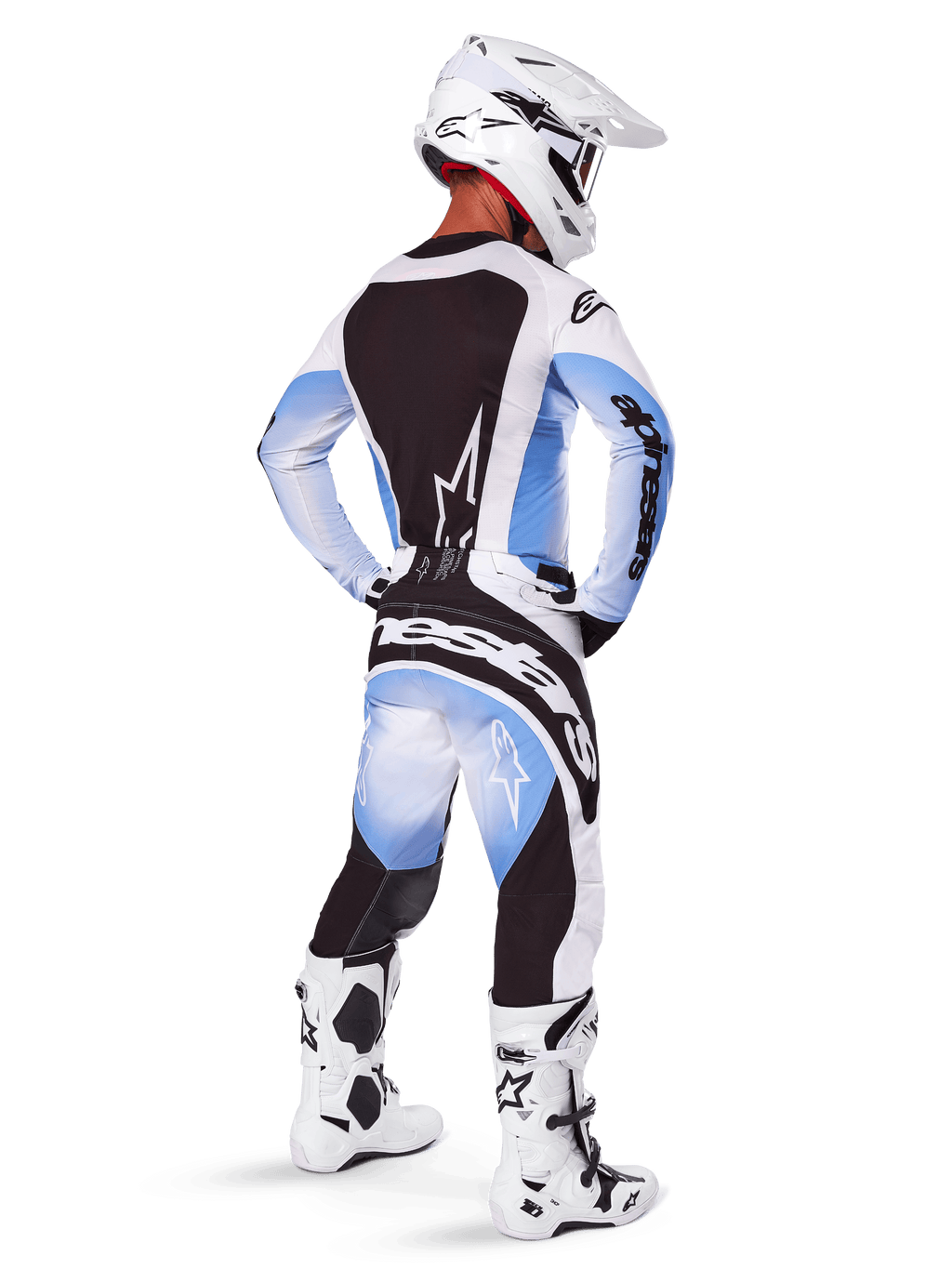 Piloto de motocross con equipamiento completo de carreras, conjunto de equipo Techstar Melt 2025, jersey blanco y azul claro con panel trasero negro, pantalones a juego con degradado azul y detalles negros, casco blanco, botas blancas y negras, conjunto coordinado para carreras todoterreno