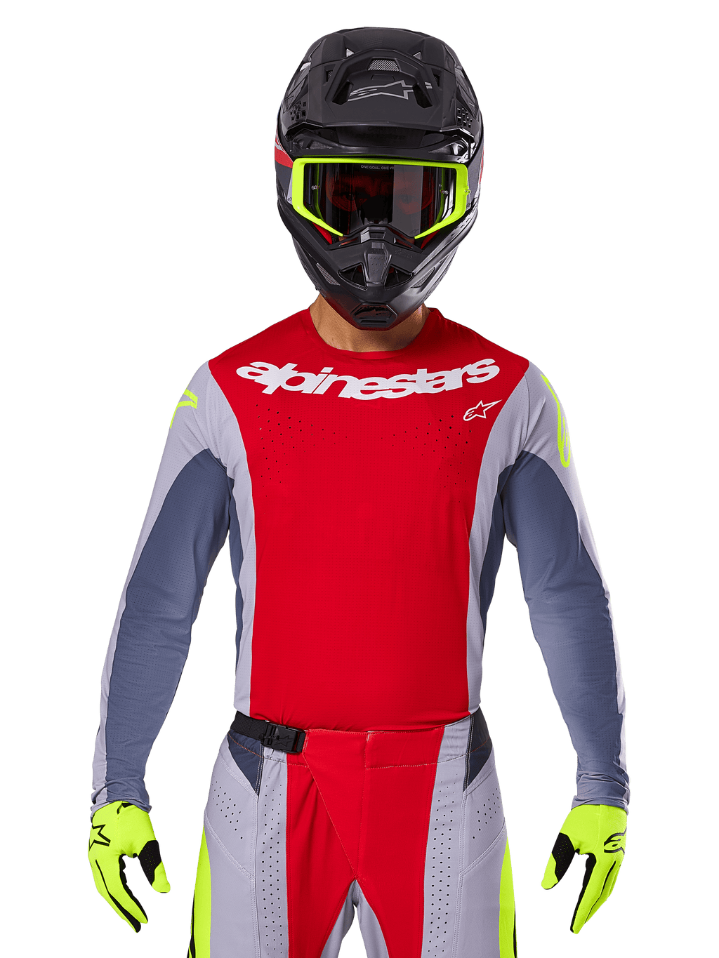Piloto de motocross con Jersey Techstar Melt 2025 y pantalones a juego, rojo brillante y gris con logotipos de Alpinestars en blanco, casco negro con gafas amarillo neón, guantes amarillo neón a juego, equipamiento de alto rendimiento ventilado para carreras off-road