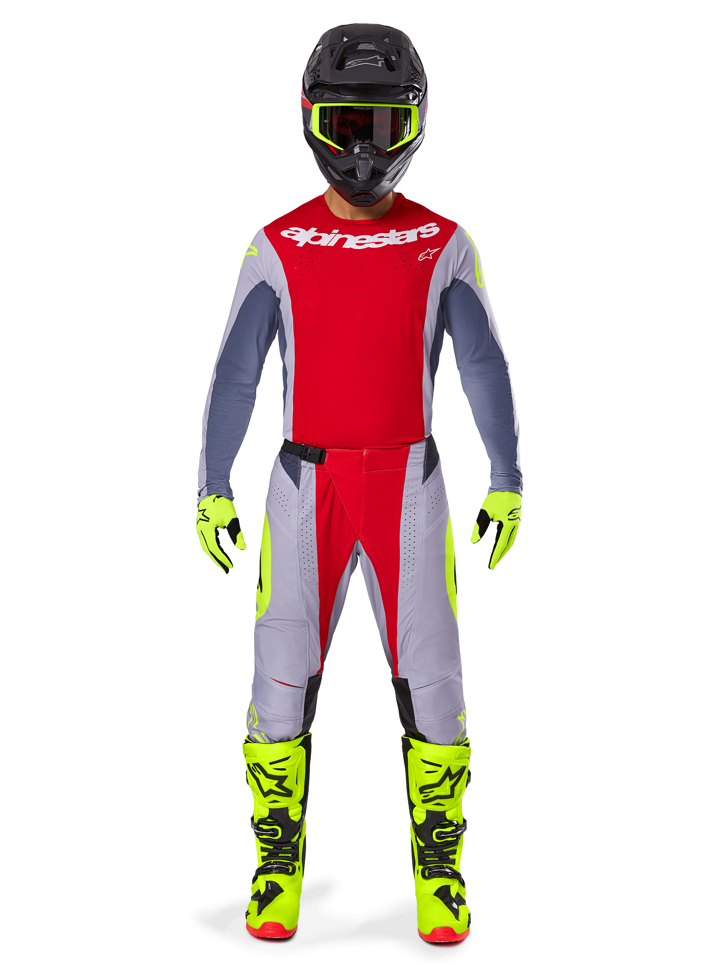 Piloto de motocross con el conjunto Alpinestars 2025 Techstar Melt, jersey rojo con mangas grises y logotipo blanco, pantalones grises y rojos a juego, gafas, guantes y botas en amarillo flúor, equipamiento completo de carreras para rendimiento off-road