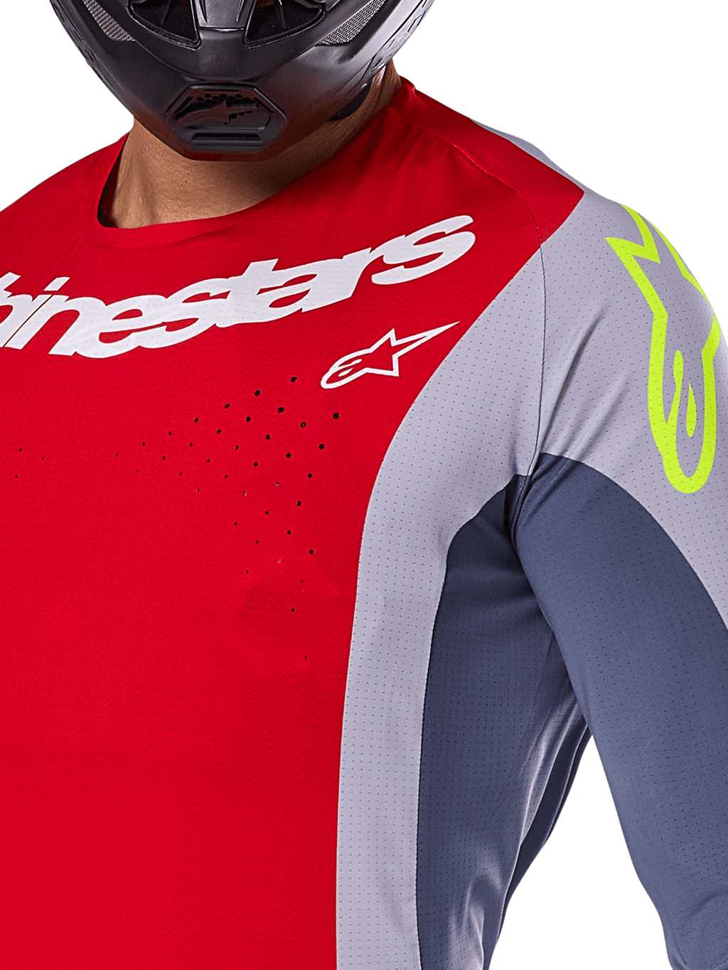Alpinestars Techstar Melt Jersey 2025, jersey de motocross, rojo brillante y gris con paneles azul oscuro, con la marca Alpinestars en blanco y un logo amarillo neón en el hombro, primer plano que muestra las perforaciones de ventilación cortadas con láser y un casco negro.