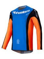Alpinestars Techstar Melt Jersey 2025, jersey de motocross, azul brillante y naranja con paneles negros, logo Alpinestars blanco en el pecho, orificios de ventilación cortados con láser, diseño técnico de manga larga para carreras todoterreno