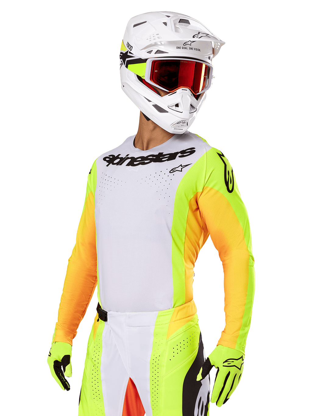 Piloto de motocross con el conjunto Alpinestars Techstar Melt 2025, jersey blanco con mangas amarillas y naranjas vibrantes, logotipo de Alpinestars negro en el pecho, guantes amarillo neón a juego, casco blanco con gafas de lente roja, kit profesional de carreras todoterreno