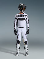 Alpinestars 2026 Racer Riway Jersey, jersey de motocross, blanco y negro, usado como un kit de carreras completo con pantalones a juego, casco negro con gafas rojas, guantes negros y botas blancas, con un llamativo logotipo 'astars' y logotipos de estrellas en negro.