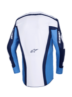 Alpinestars 2026 Racer Riway Jersey, jersey de motocross, azul UCLA y blanco, vista trasera con un panel principal blanco, mangas azules y detalles en azul marino, pequeño logo de Alpinestars en la parte inferior de la espalda, ajuste atlético para carreras off-road