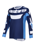Alpinestars 2026 Racer Riway Jersey, jersey de motocross, azul UCLA y blanco, con el distintivo logotipo 'astars' blanco en el pecho, diseño de manga larga con logotipos en las mangas, confeccionado en polifibra ligera con absorción de humedad para conducción todoterreno