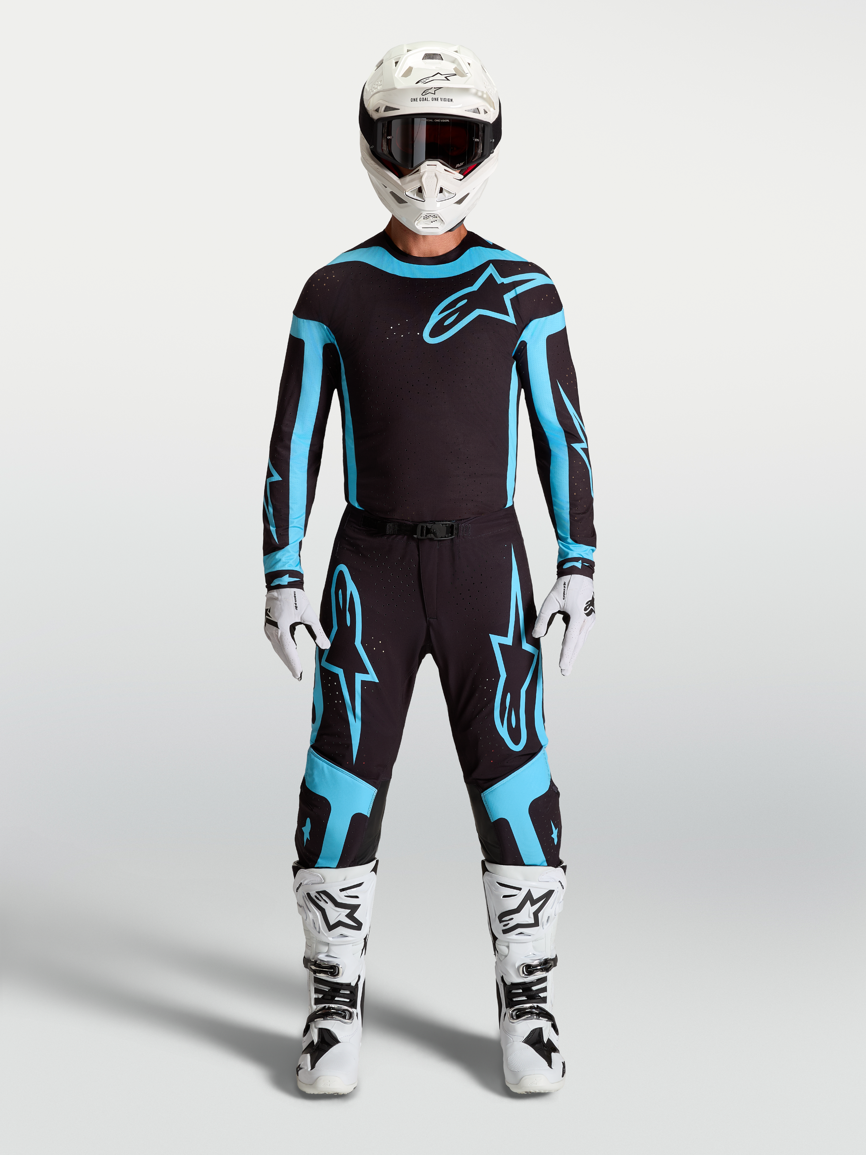 Jersey Supertech Vesta y Supertech Vesta Gear Set, equipo de motocross para hombre, negro y turquesa con botas y casco blancos, diseño Alpinestars para rendimiento profesional