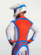 Alpinestars Jersey Supertech Vesta, jersey de motocross para hombre, colores rojo, azul y blanco, con perforaciones láser transpirables para ventilación, diseño profesional para MX, vista trasera