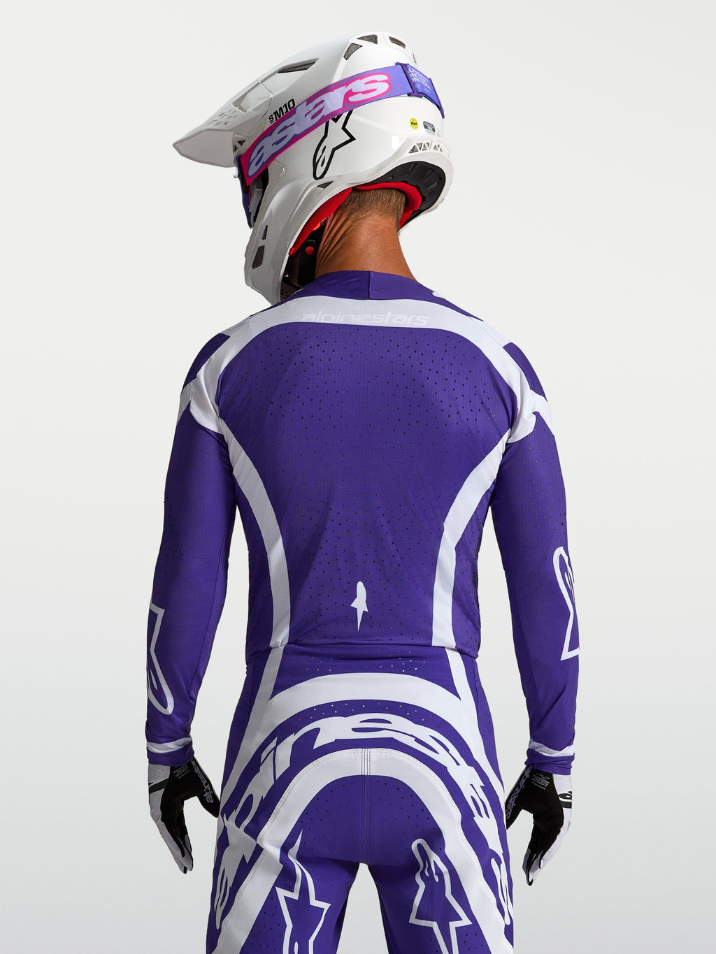 Jersey Alpinestars Supertech Vesta, jersey de motocross, azul oscuro y blanco, malla ventilada, vista trasera en modelo