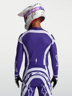 Jersey Alpinestars Supertech Vesta, jersey de motocross, azul oscuro y blanco, malla ventilada, vista trasera en modelo