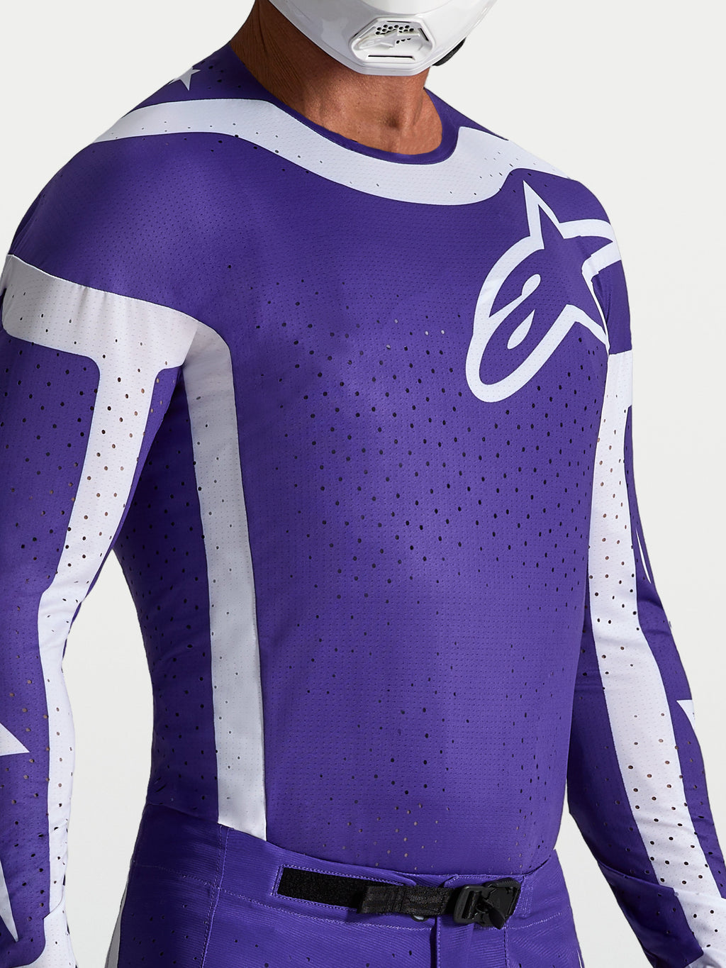 Jersey Alpinestars Supertech Vesta para hombre, azul profundo y blanco, detalle de la malla perforada con láser para motocross.