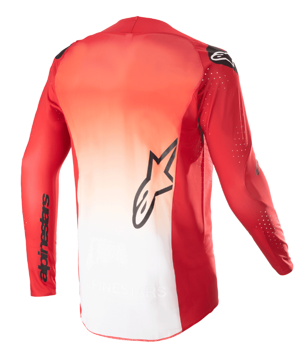 Alpinestars Supertech Risen Jersey 2023, vista trasera, diseño con degradado en rojo Mars y blanco, con un logotipo de estrella Alpinestars en negro en el centro de la espalda y el nombre de la marca en la manga, jersey de motocross de manga larga con perforaciones láser para ventilación.