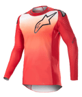 Alpinestars 2023 Supertech Risen Jersey, camiseta de motocross de manga larga, degradado rojo Marte y blanco, logotipo negro de Astars en el pecho, mangas perforadas con puntos de ventilación blancos, ajuste atlético de carrera para rendimiento todoterreno