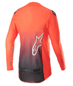 Alpinestars 2023 Supertech Risen Jersey, jersey de motocross, naranja intenso y negro, vista trasera con un diseño de degradado de naranja a negro, logotipo de estrella blanca grande en la espalda y tejido de malla transpirable para rendimiento off-road.