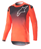 Alpinestars Supertech Risen Jersey 2023, jersey de motocross, degradado naranja intenso y negro, gran logotipo blanco en el pecho, perforaciones láser para ventilación, tejido de malla elástica ligera y ajuste de competición.