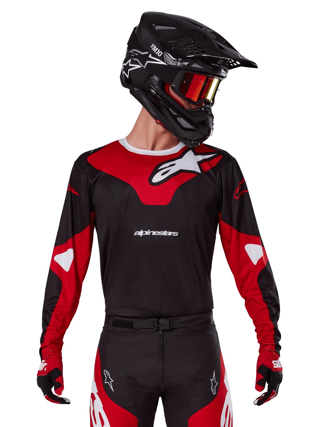 Alpinestars 2025 Racer Veil Jersey, camiseta de motocross, negro y rojo brillante, combinada con pantalones a juego, casco negro y gafas rojas, con logotipos blancos llamativos y un diseño de competición estilizado, equipación de alto rendimiento para motocross