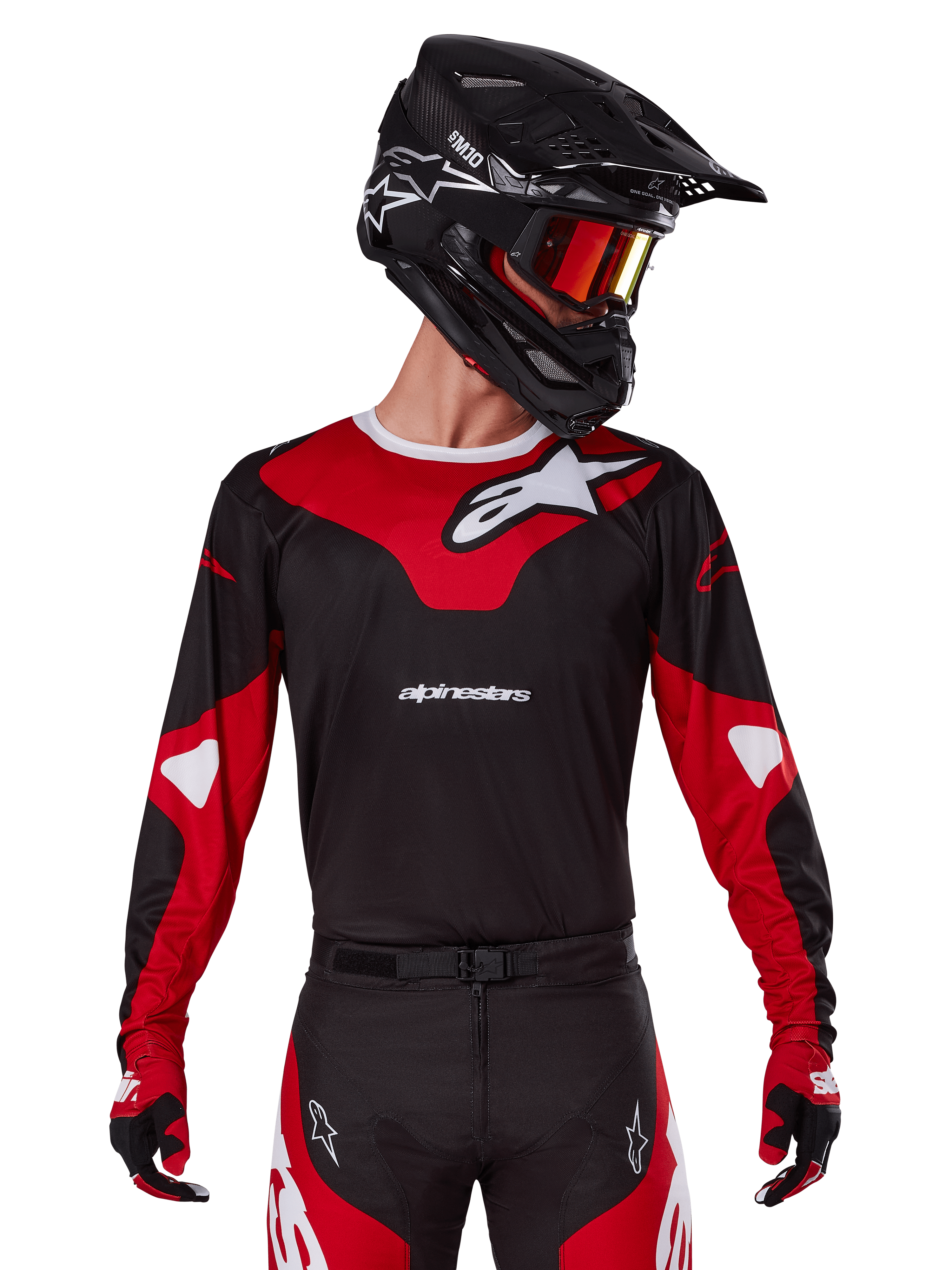 Alpinestars 2025 Racer Veil Jersey, camiseta de motocross, negro y rojo brillante, combinada con pantalones a juego, casco negro y gafas rojas, con logotipos blancos llamativos y un diseño de competición estilizado, equipación de alto rendimiento para motocross