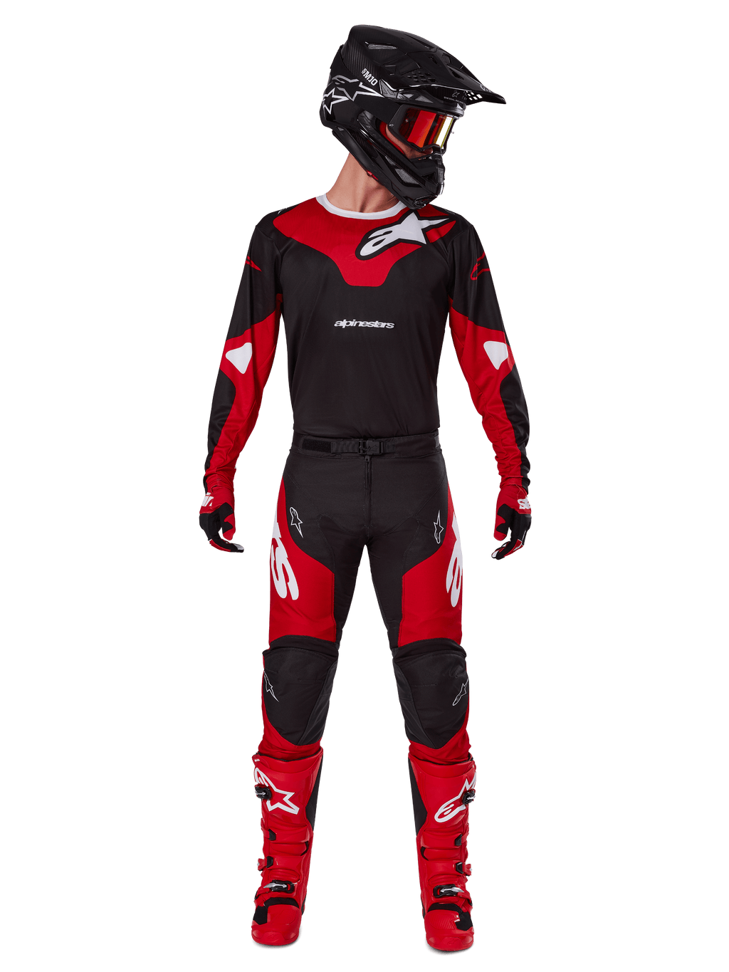 Piloto de motocross con el conjunto Alpinestars 2025 Racer Veil, jersey negro y rojo brillante con logo de Alpinestars en blanco, pantalones de motocross a juego, casco negro con gafas rojas y botas rojas; equipamiento completo de alto rendimiento para conducción off-road
