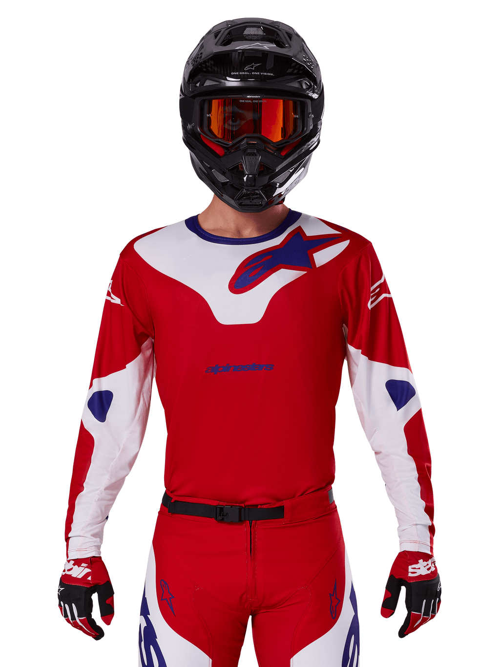 Alpinestars 2025 Racer Veil Jersey, jersey de motocross de manga larga, rojo, blanco y azul, usado con casco negro y gafas naranjas, guantes y pantalones rojos a juego, diseño de alto rendimiento para conducción off-road