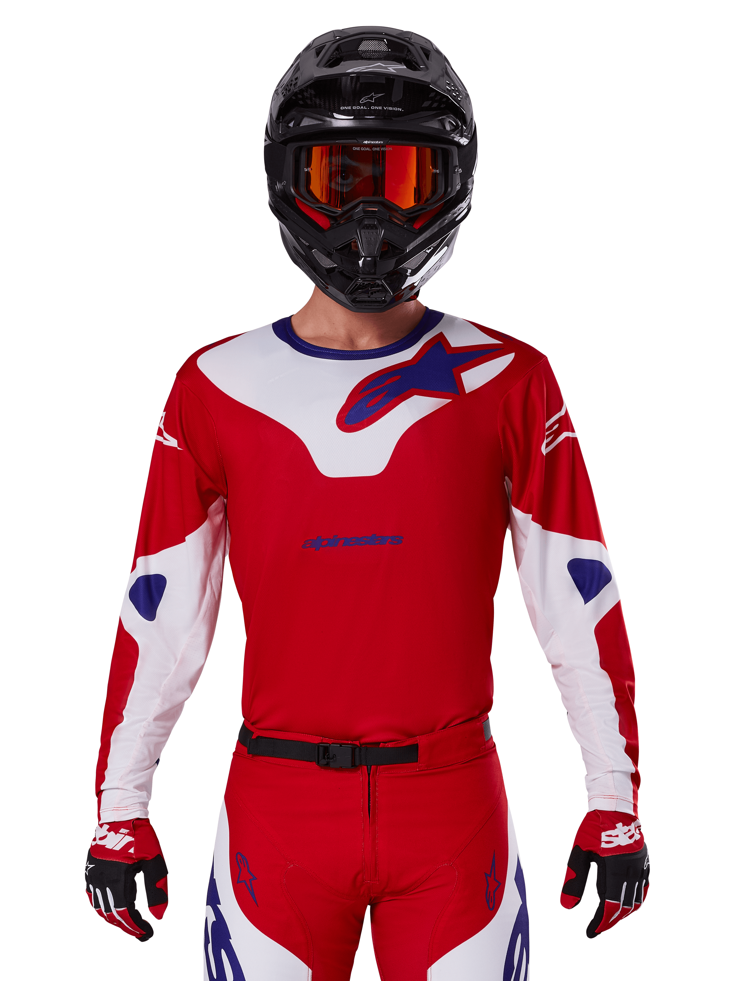 Alpinestars 2025 Racer Veil Jersey, jersey de motocross de manga larga, rojo, blanco y azul, usado con casco negro y gafas naranjas, guantes y pantalones rojos a juego, diseño de alto rendimiento para conducción off-road