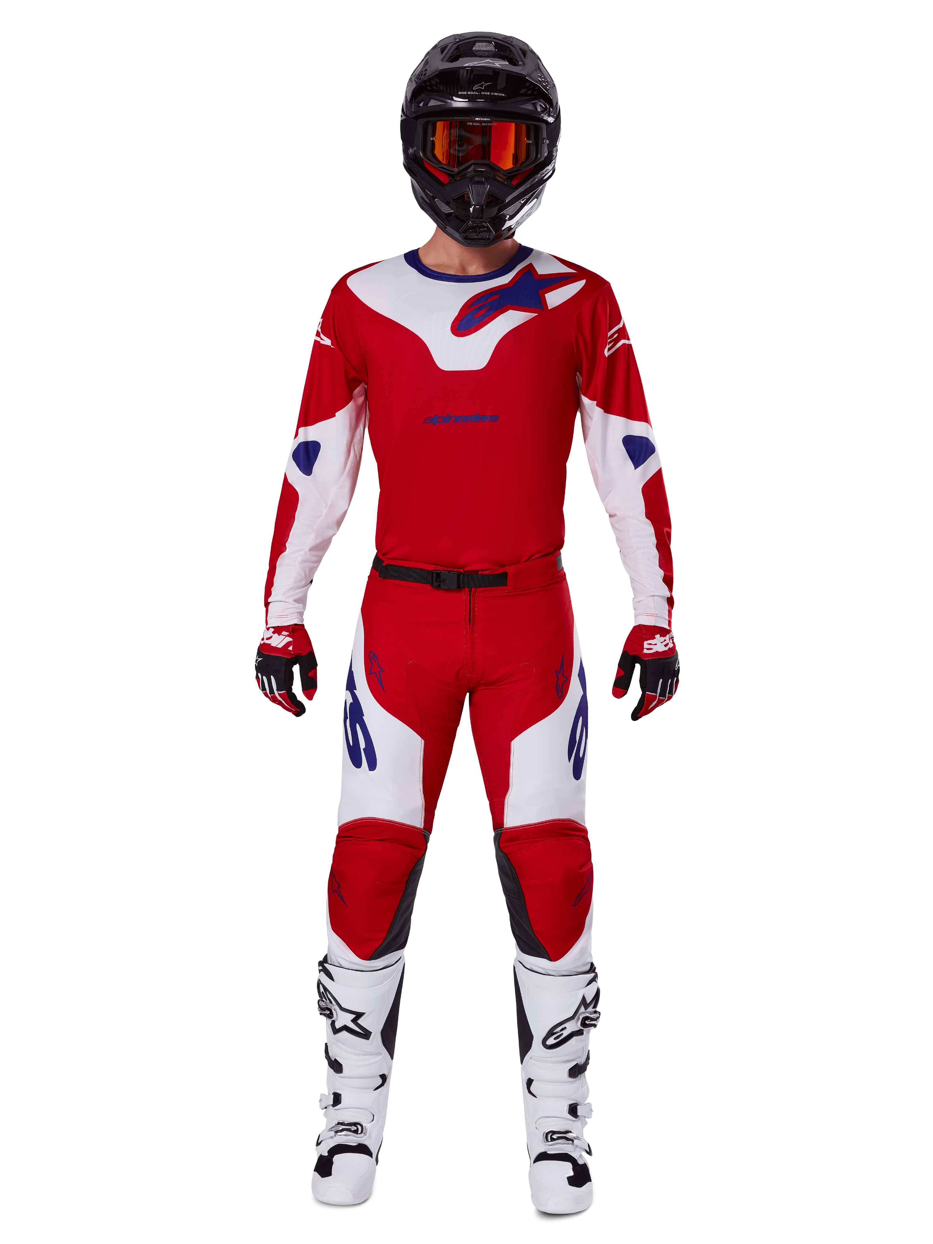 Piloto de motocross con el conjunto de equipamiento Alpinestars 2025 Racer Veil, jersey y pantalones rojo brillante y blanco con detalles azules, casco negro con gafas rojas, botas blancas y guantes rojos y negros, atuendo coordinado para carreras off-road