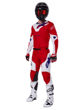 Alpinestars 2025 Racer Veil Gear Set, equipo de carreras de motocross, rojo brillante y blanco con detalles del logo en azul, usado con casco negro, guantes rojos y botas blancas, conjunto protector completo para rendimiento todoterreno