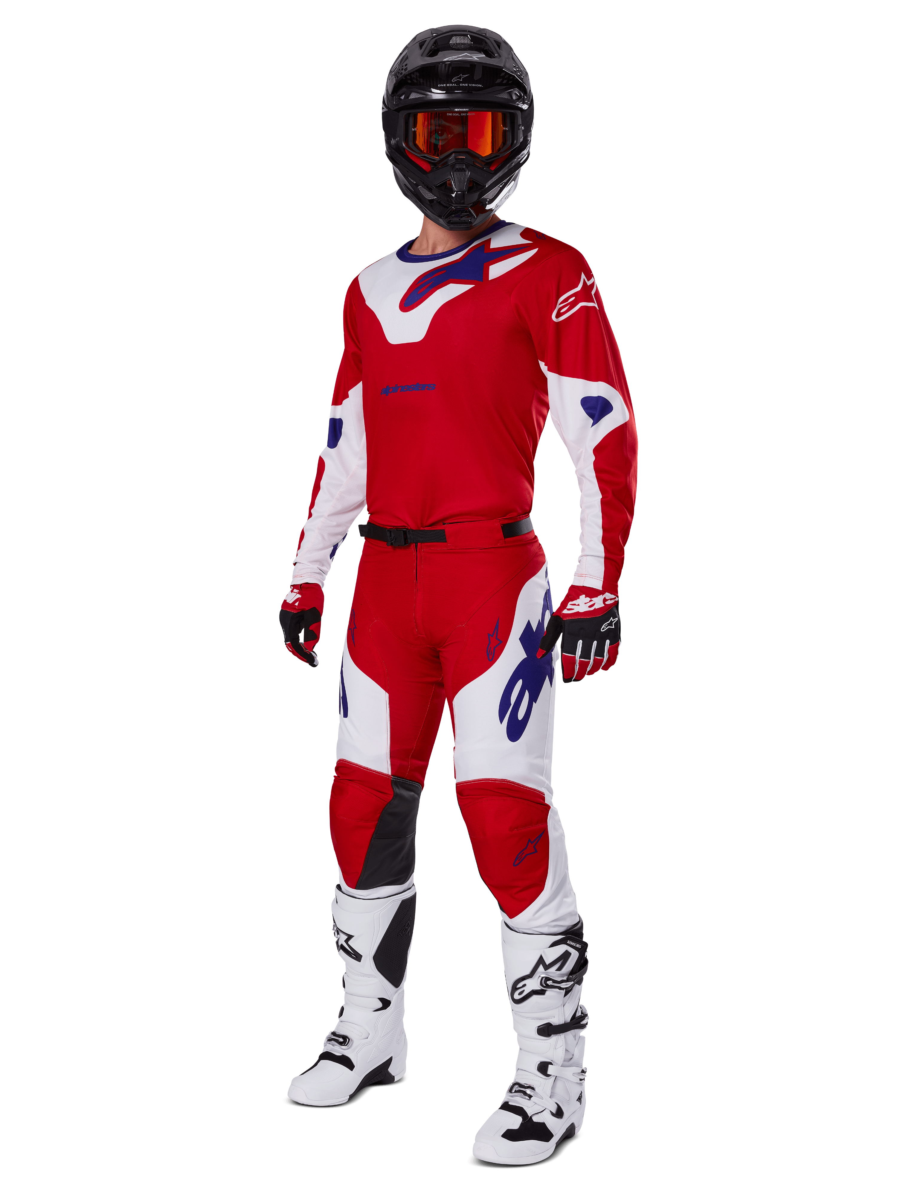 Alpinestars 2025 Racer Veil Gear Set, equipo de carreras de motocross, rojo brillante y blanco con detalles del logo en azul, usado con casco negro, guantes rojos y botas blancas, conjunto protector completo para rendimiento todoterreno