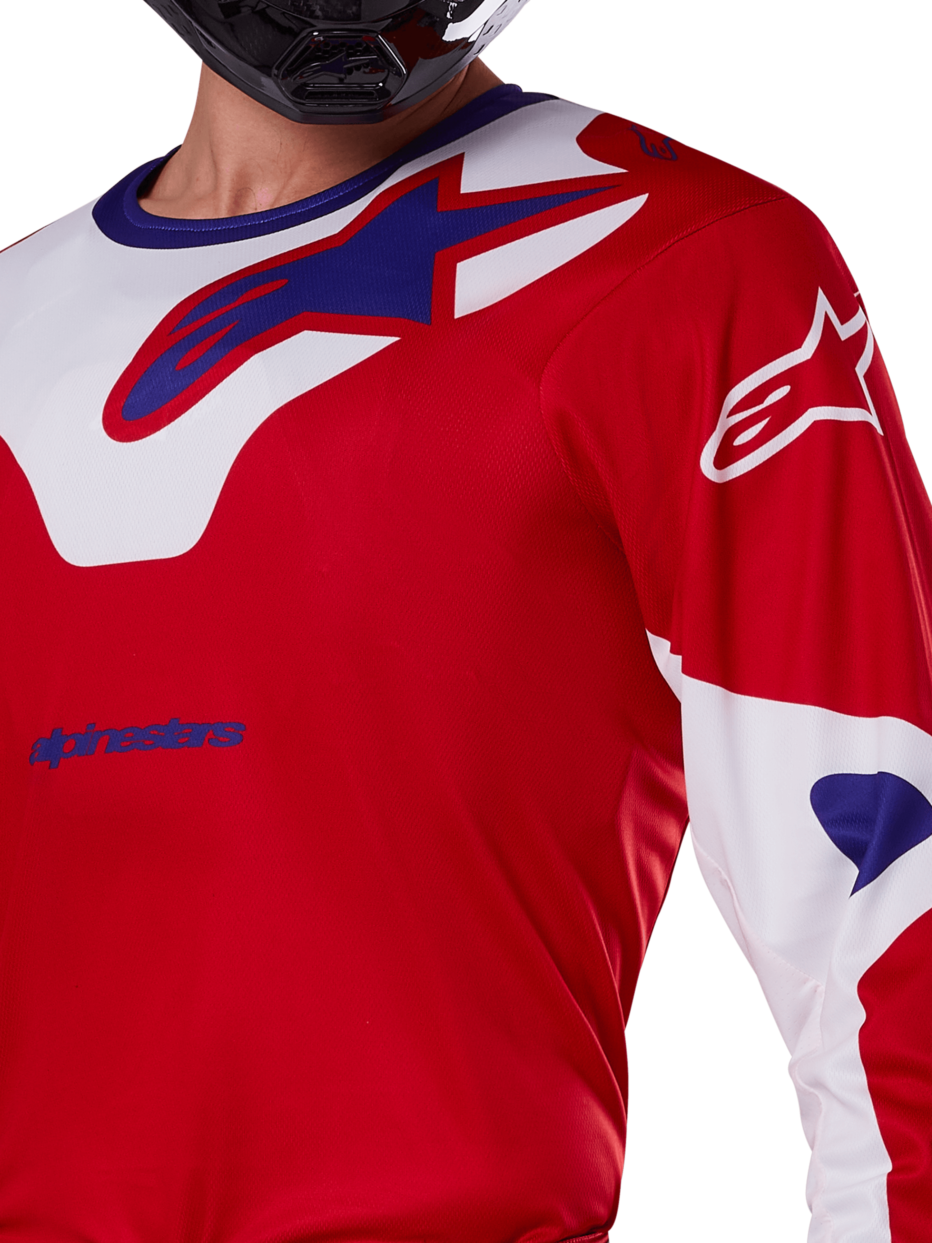 Alpinestars Racer Veil Jersey 2025, jersey de motocross, rojo brillante y blanco, vista en primer plano del torso superior y el pecho, logotipo azul de Alpinestars en un panel blanco del cuello, mangas rojas con acentos blancos, usado con un casco negro, indumentaria técnica para conducción off-road