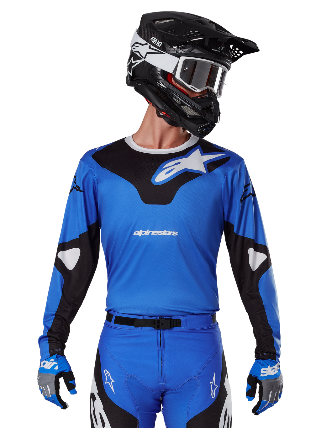 Alpinestars 2025 Racer Veil Jersey, jersey de motocross azul y negro, usado con equipación de motocross a juego que incluye casco y guantes, diseño deportivo con la marca Alpinestars en blanco