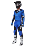 Alpinestars 2025 Racer Veil Gear Set, conjunto de jersey y pantalones de motocross azul y negro, equipo completo de carreras de MX con casco negro, gafas blancas y botas blancas, equipamiento técnico para todoterreno