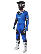 Alpinestars 2025 Racer Veil Gear Set, conjunto de jersey y pantalones de motocross azul y negro, equipo completo de carreras de MX con casco negro, gafas blancas y botas blancas, equipamiento técnico para todoterreno