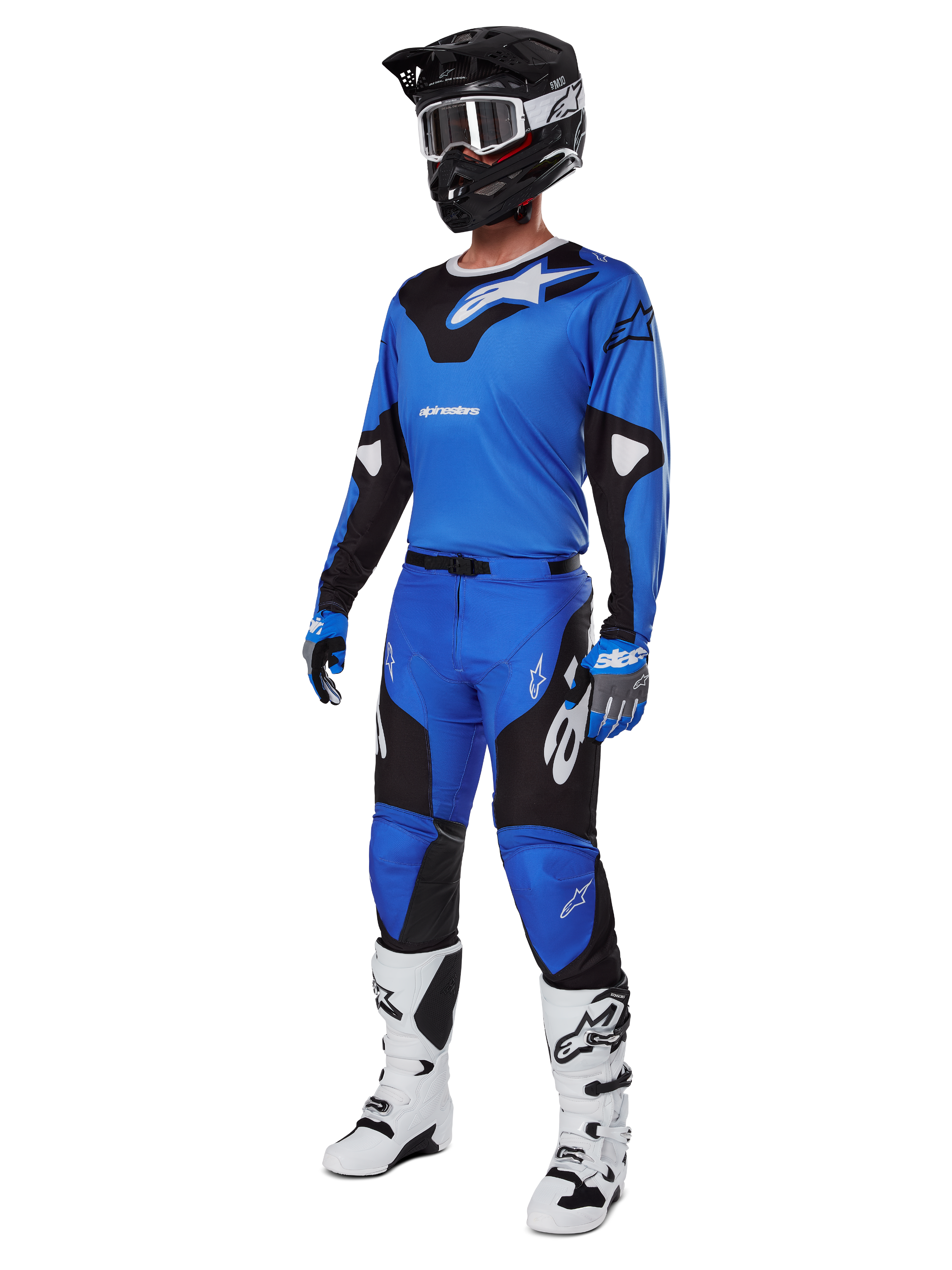 Alpinestars 2025 Racer Veil Gear Set, conjunto de jersey y pantalones de motocross azul y negro, equipo completo de carreras de MX con casco negro, gafas blancas y botas blancas, equipamiento técnico para todoterreno