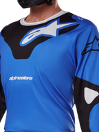 Alpinestars 2025 Racer Veil Jersey, jersey de motocross en azul y negro, con un patrón gráfico técnico, manga larga y logotipo de Astars en el pecho, diseñado para rendimiento off-road
