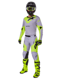 Conjunto de equipo Alpinestars 2025 Racer Veil, atuendo completo de motocross, gris y amarillo neón flúor, con jersey, pantalones, casco, gafas, guantes y botas con detalles negros, equipo de carreras profesional para rendimiento todoterreno.