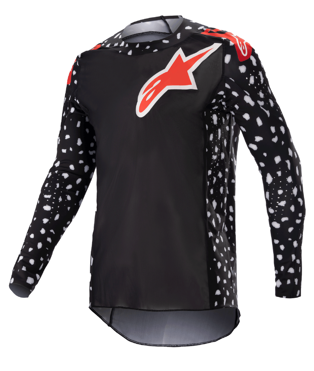 Alpinestars Supertech North Jersey 2023, camiseta de motocross, negro y rojo neón, manga larga con patrón de motas blancas, logotipos de estrella rojos y blancos en el pecho y los hombros, malla ligera de alto rendimiento con ajuste atlético de competición