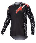 Alpinestars Supertech North Jersey 2023, camiseta de motocross, negro y rojo neón, manga larga con patrón de motas blancas, logotipos de estrella rojos y blancos en el pecho y los hombros, malla ligera de alto rendimiento con ajuste atlético de competición