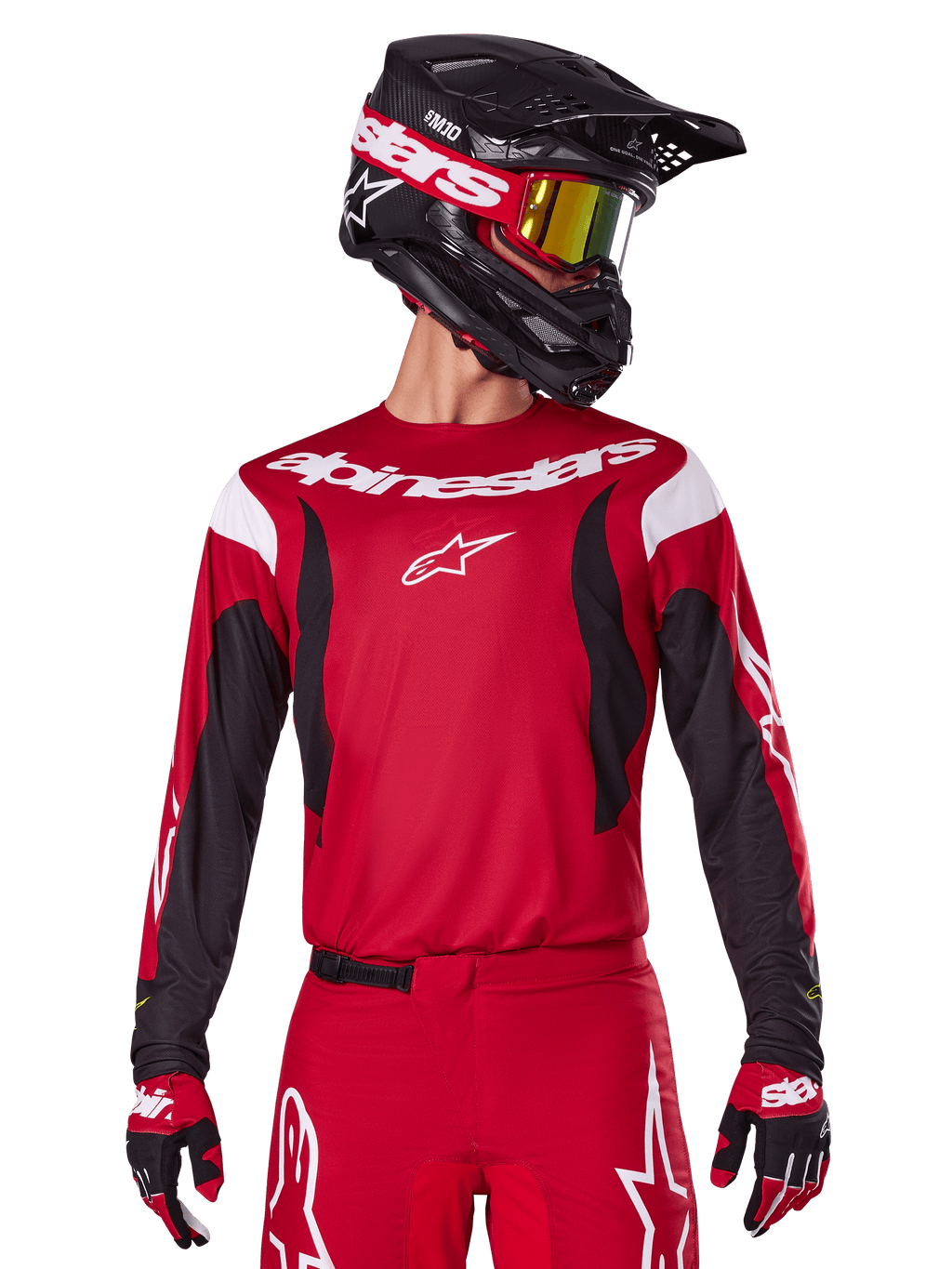 Alpinestars Jersey Fluid Haul 2025, jersey de motocross, rojo brillante y negro, usado como parte de un conjunto completo con pantalones y guantes a juego, casco negro con gafas de lente amarilla, logotipos y marcas en blanco, ropa de carreras off-road de alto rendimiento
