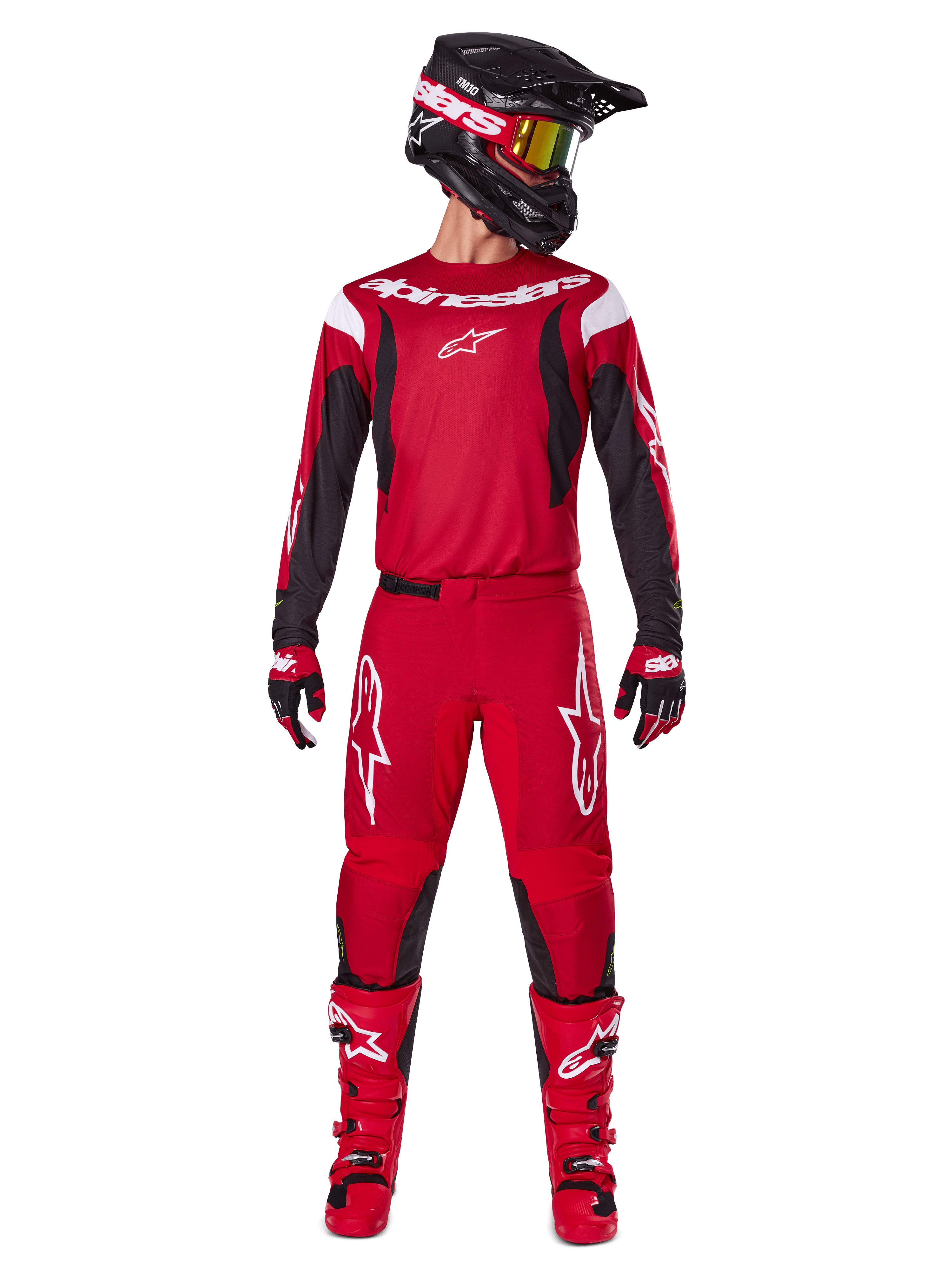 Conjunto de equipo Alpinestars 2025 Fluid Haul, traje de carreras de motocross en rojo brillante y negro, con jersey rojo de mangas negras y logotipos blancos, pantalones rojos a juego con logos de estrellas blancas, casco negro con gafas de lente dorada y botas rojas, equipamiento completo para conducción off-road