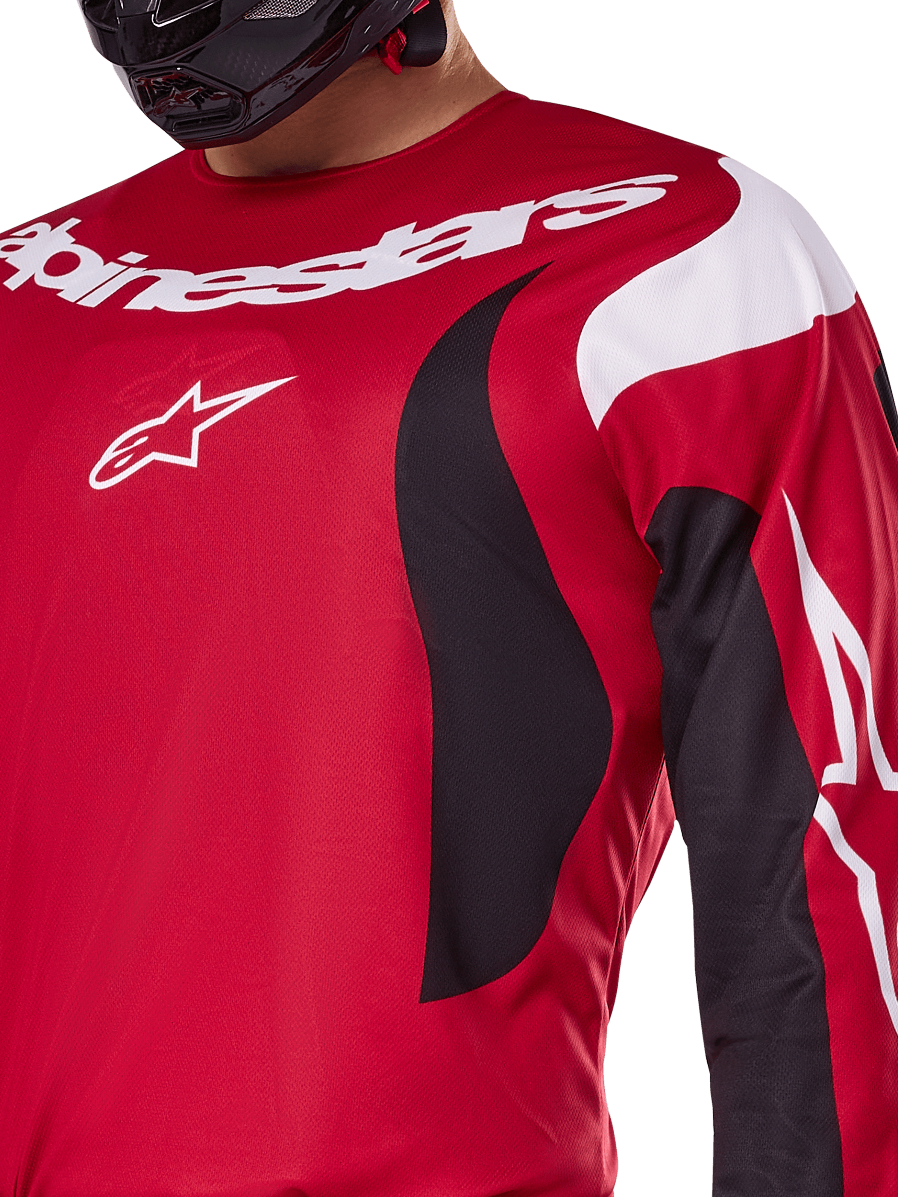 Alpinestars 2025 Fluid Haul Jersey, rojo brillante y negro, vista de cerca del pecho y el brazo con marca y logotipo de Alpinestars en blanco, diseño ergonómico atlético con detalles dinámicos en blanco y negro para rendimiento en motocross.