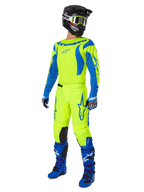 Alpinestars 2025 Fluid Haul Gear Set, conjunto completo de equipamiento de motocross con jersey y pantalones en amarillo flúor y azul, casco negro, guantes azules y botas todoterreno azules, atuendo coordinado de alta visibilidad para motocross y enduro.
