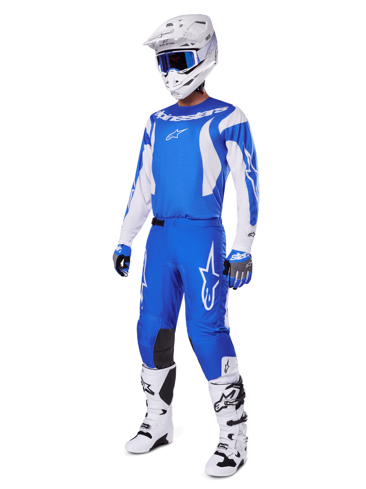 Piloto de motocross con el conjunto completo 2025 Fluid Haul Gear Set, camiseta y pantalones azules y blancos con la marca Alpinestars, casco blanco con gafas azules, botas blancas y guantes azules, equipo de carreras coordinado para motocross todoterreno.